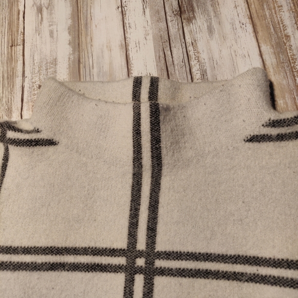 Moth sweater - Picture 7 of 7